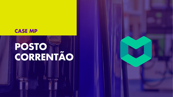 Homem trabalhando em um laptop